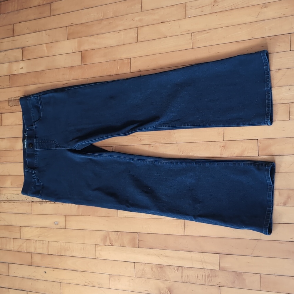 Beta brand like new size M women's stretch jeans